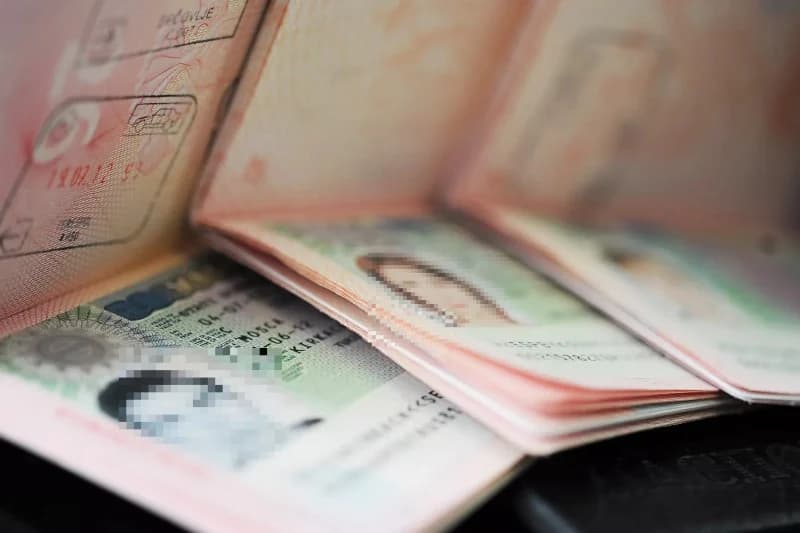 تزوير ملفات "فيزا" يطيح بثلاثة أشخاص