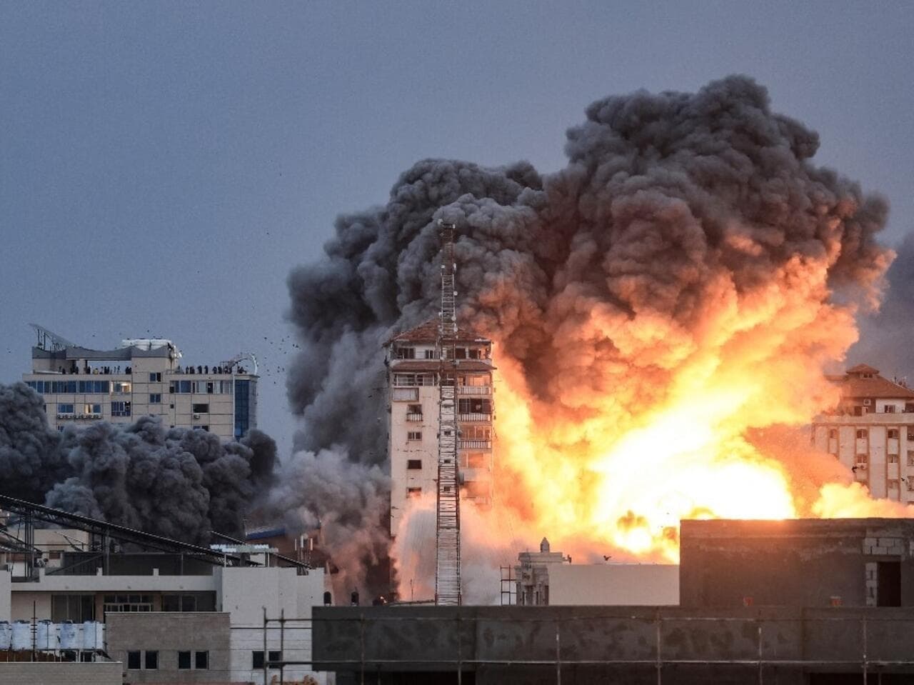 الصراع الدائر بين إسرائيل والفصائل الفلسطينية في قطاع غزة.
