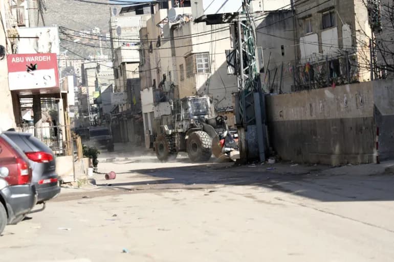 مصاب و17 معتقلا واقتحامات إسرائيلية لمحافظات بالضفة