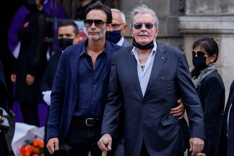 وفاة النجم السينمائي الفرنسي دولون