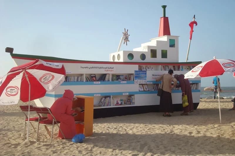 مكتبة شاطئية تستقر بكورنيش الجديدة