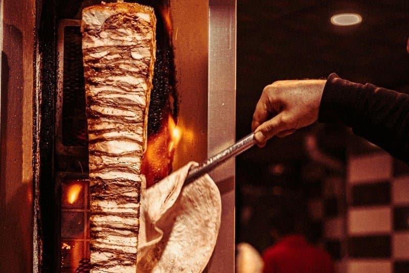 الدجاج يدفع بمطاعم إلى "نفخ الفاتورة" .. زيادة منطقية ام استغلال للظرفية؟