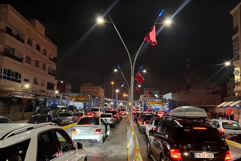 طوابير طويلة تخنق المعبر الحدودي لمليلية المحتلة وتربك عودة الجالية المغربية