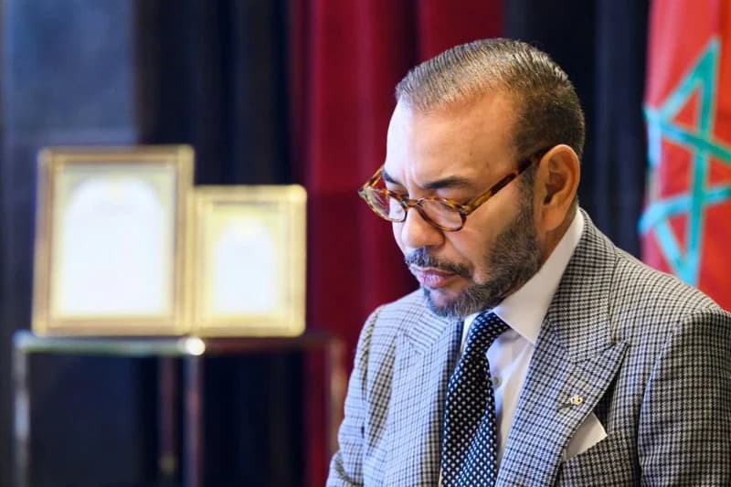 الملك محمد السادس يجري عملية جراحية ناجحة على مستوى الكتف الأيسر