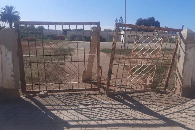 نشطاء يطلبون ترميم ملعب بأركمان