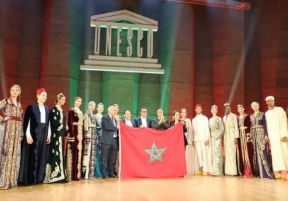 القفطان المغربي يتألق في باريس خلال الأسبوع العربي باليونسكو