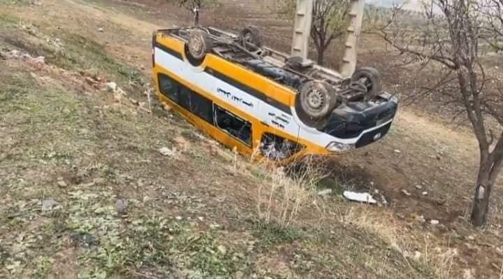 انقلاب سيارة نقل مدرسي قرب سيدي حرازم بسبب التساقطات المطرية