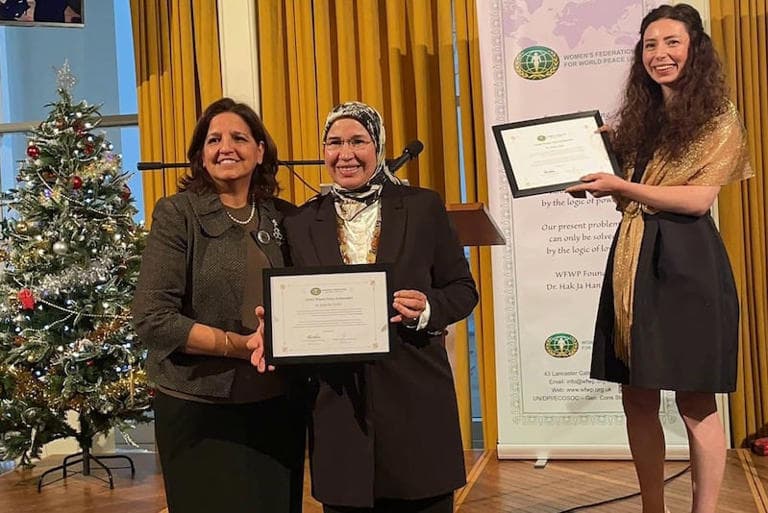 الفنانة الوافي تُكرّم بجائزة "سفيرة السلام"
