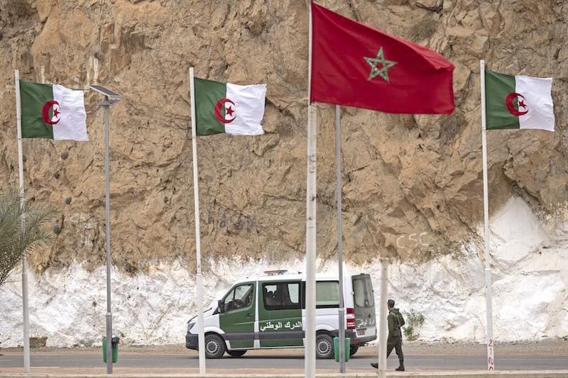السلطات الجزائرية تُسلّم 60 مغربيًا من المعتقلين في سجونها إلى السلطات المغربية