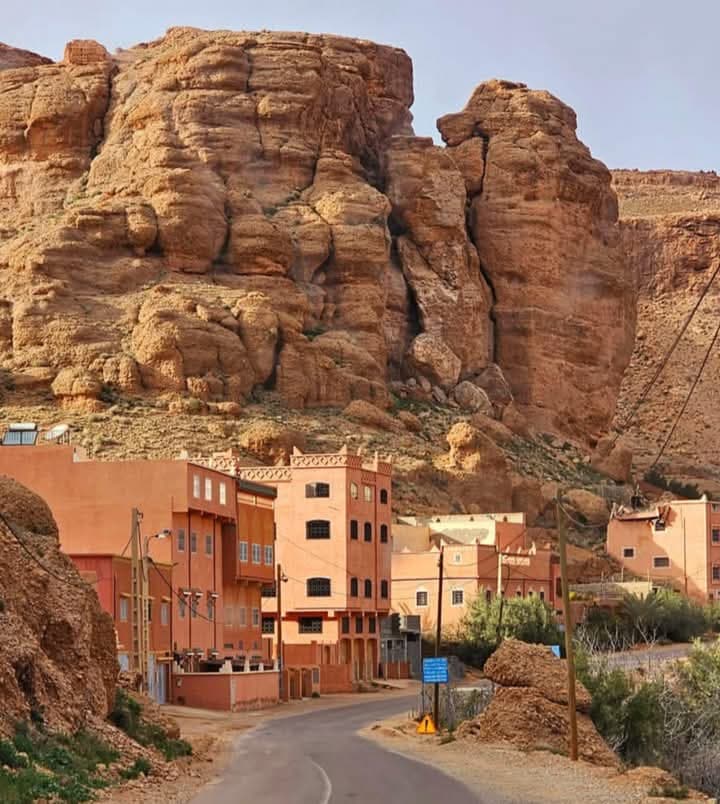 صخرة ضخمة (أزرو نيتبيرن) تهدد سلامة المارة