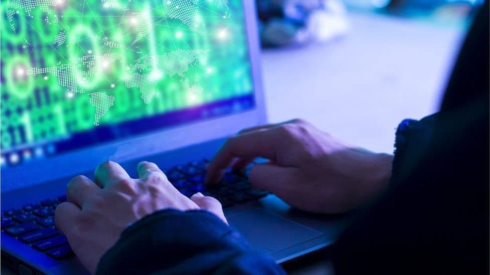 الاحتيال عبر مواقع التواصل الاجتماعي يوقع بشخص في قبضة الأمن