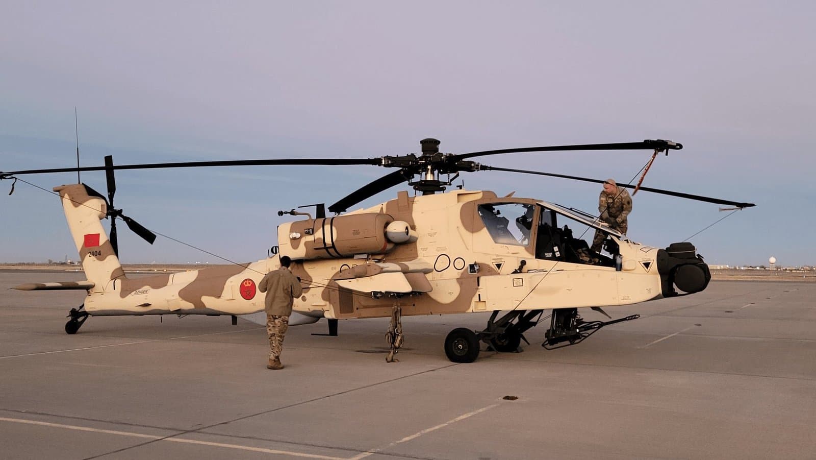 المغرب يبدأ استلام أول دفعة من مروحيات الأباتشي AH-64E الحديثة