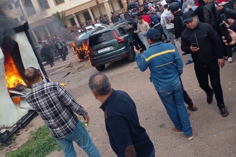 اندلاع حريق في معرض لبيع السيارات وخسائر مادية جسيمة