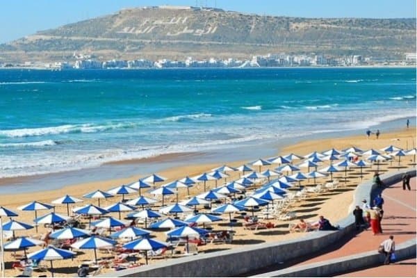 المغرب يُسجّل تقدماً في جودة شواطئه ويواجه تحديات بيئية جديدة