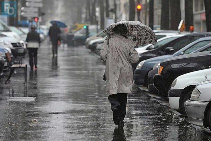 أمطار رعدية وغزيرة مع حبات برد في عدة مناطق