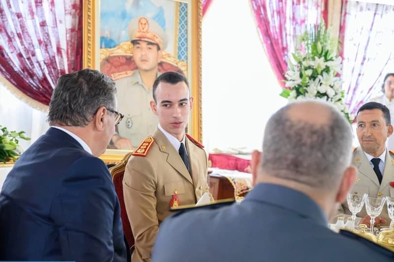 ولي العهد يترأس مأدبة غداء بنادي الضباط