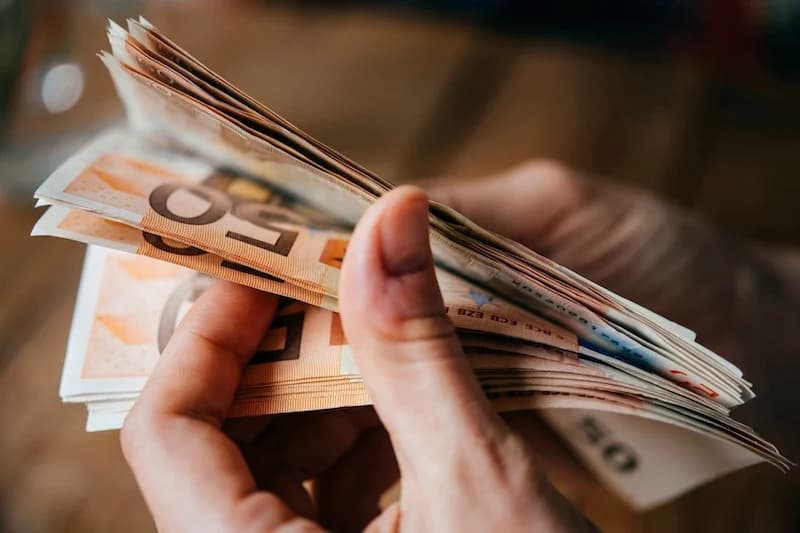 مكتب الصرف يشتبه في تورط "النقل بالتطبيقات" ضمن الاتجار بالعملات