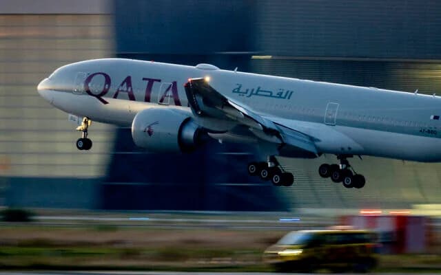 قطر تعلن توقيف الملاحة الجوية مؤقتًا
