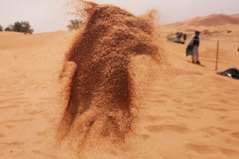 "انطلاقة تدريجية" ترافق إقبال المغاربة على الحمامات الرملية بصحراء مرزوكة