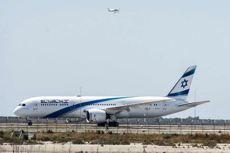 تعليق مراقب جوي بمطار باريس بعد رسالة "حرروا فلسطين"