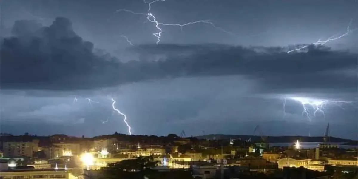 أمطار رعدية قوية وهبات رياح مرتقبة اليوم الأربعاء