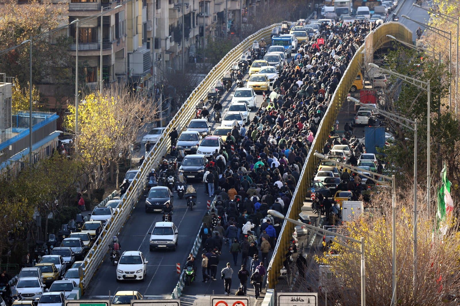 إيران تحت الضغط: مظاهرات تعكس انعدام الثقة في النظام