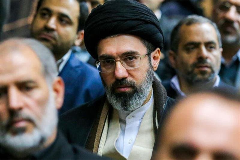 إيران تدعو لإبقاء مضيق هرمز مغلقاً