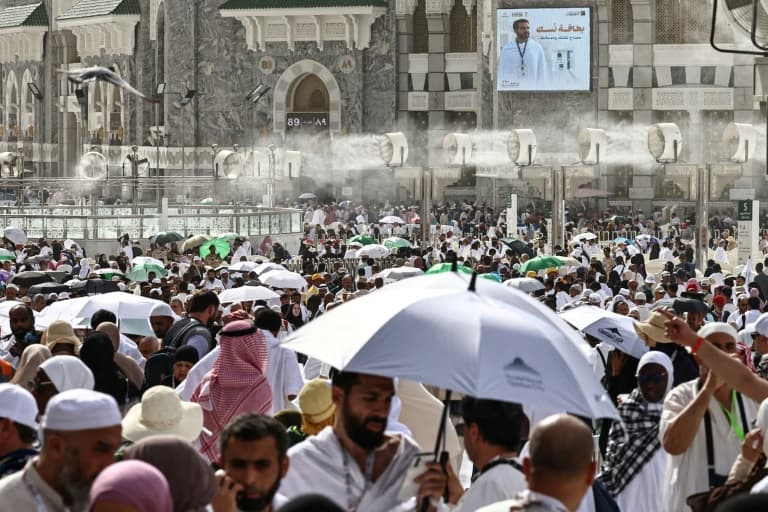 حرارة قياسية تزيد صعوبة أداء مناسك الحج