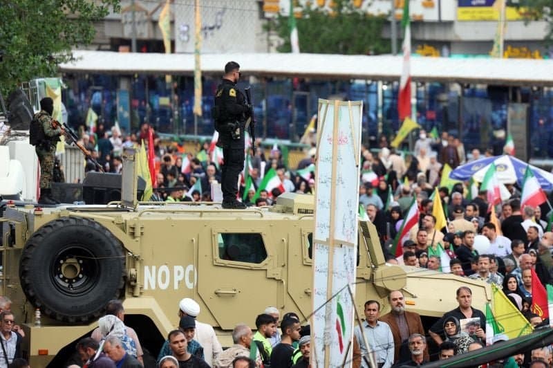 إيران وأمريكا: طهران تفعّل دفاعاتها الجوية
