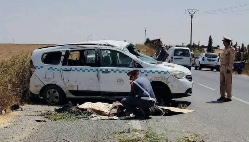 الكارة: مصرع ستيني وإصابة آخرين في اصطدام بين سيارة خفيفة وطاكسي كبير
