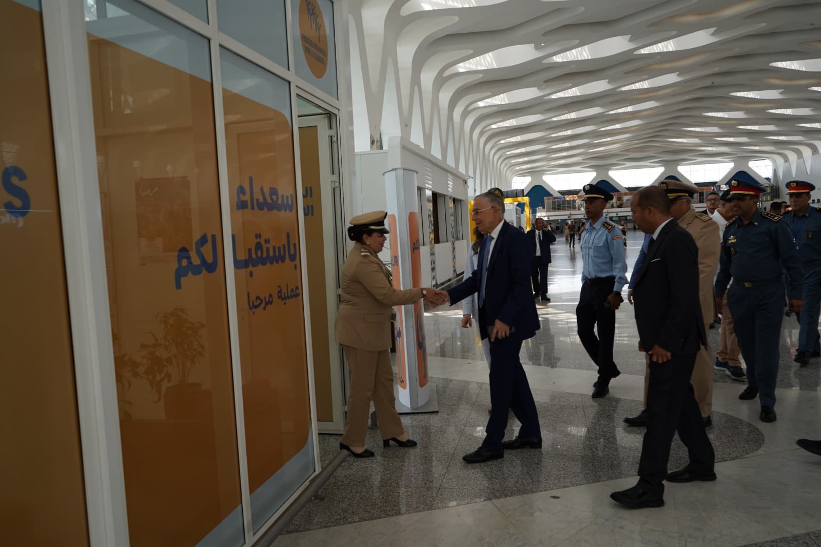 مطار مراكش-المنارة: والي الجهة يتفقد خدمات استقبال مغاربة العالم