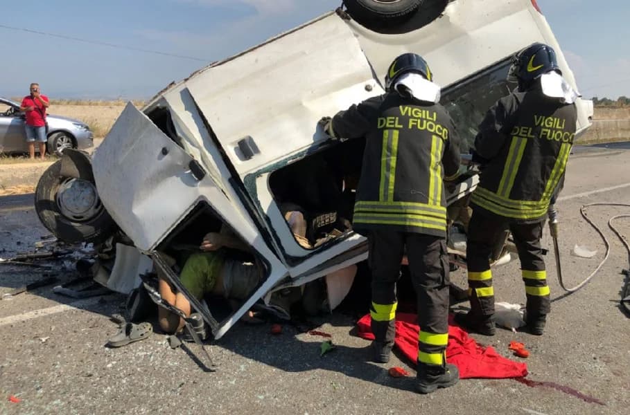 إيطاليا: مصرع عامل زراعي مغربي وإصابة 8 آخرين في حادثة سير بفوجيا