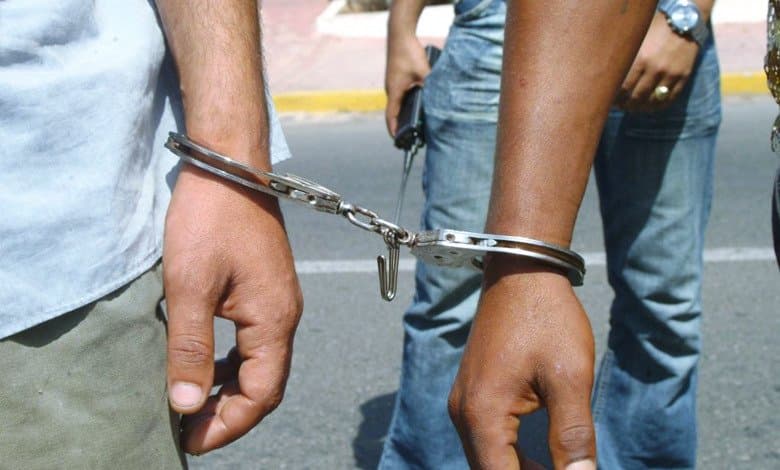 القنيطرة ... توقيف شخصين للاشتباه في تورطهما في الضرب والجرح باستعمال السلاح الأبيض والسرقة