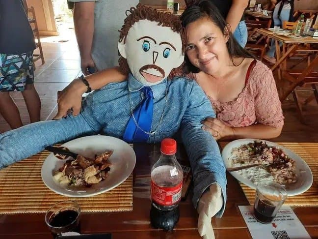 قصة غريبة ... برازيلية تعقد قرانها على دمية لرجل