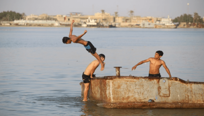 العراق ... مشاهد عديدة للسباحة في الأنهار مواجهة لشدة الحر