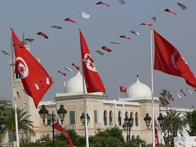 مستثمرون مغاربة بالخارج يدعون إلى قطع العلاقات الاقتصادية مع تونس