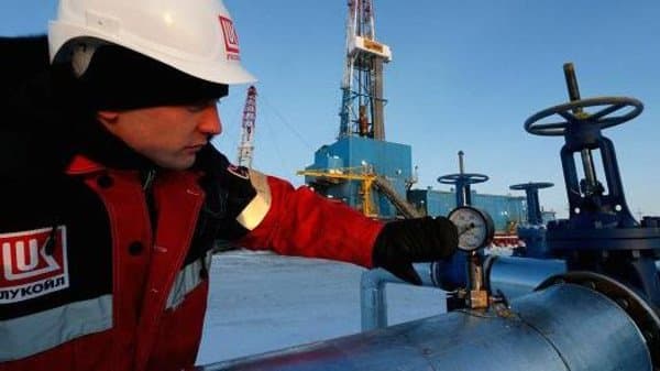 روسيا تخفض إنتاج النفط بـ500 ألف برميل