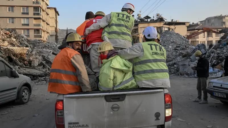 تركيا … مشهد يخطف الأنفاس لإنتشال فتاة بعد 248 ساعة تحت الأنقاض