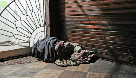 مراكش … موجة برد قارس تهدد أرواح المتشردين وسط مطالب بإيوائهم