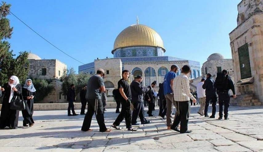 عشرات المستوطنين يقتحمون المسجد الأقصى