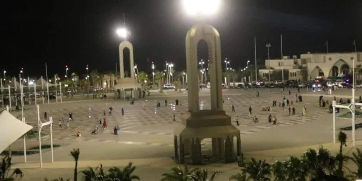 ساكنة العيون تتخذ الساحات العمومية فضاءا للإسترخاء بعد صلاة التراويح