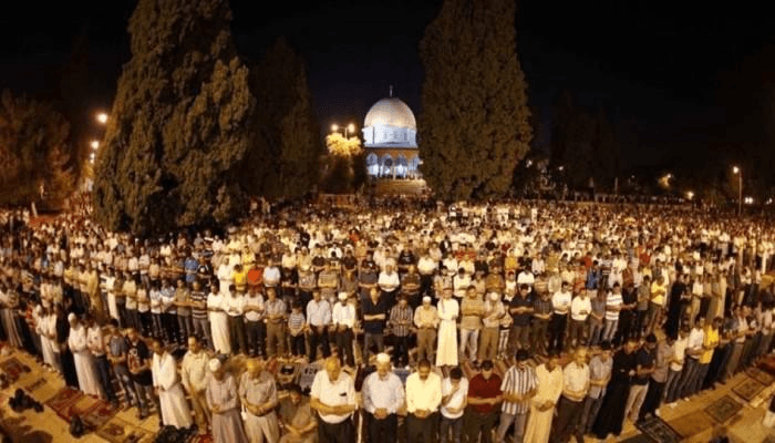 المسجد الأقصى يستقبل حوالي 35 ألف مصل يؤدون صلاة التراويح في اليوم الأول من شهر رمضان