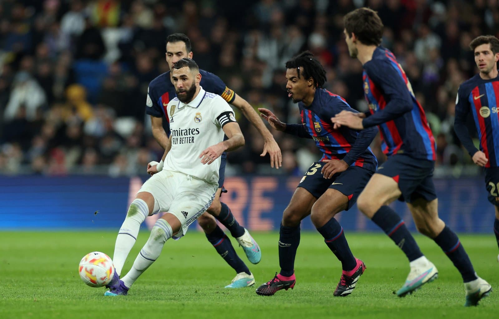 نادي برشلونة يلجأ للقضاء بسبب قرارات التحكيم في مواجهة ريال مدريد