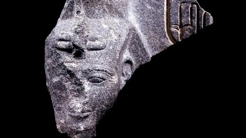 مصر تستعيد كنزًا أثريًا.. رأس تمثال الملك رمسيس الثاني يعود إلى أرض الفراعنة