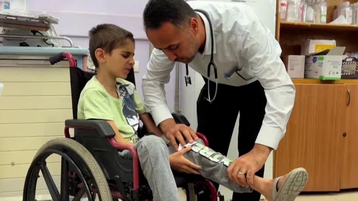 طفل فلسطيني مصاب بالسرطان يعاني جراء إغلاق معبر رفح
