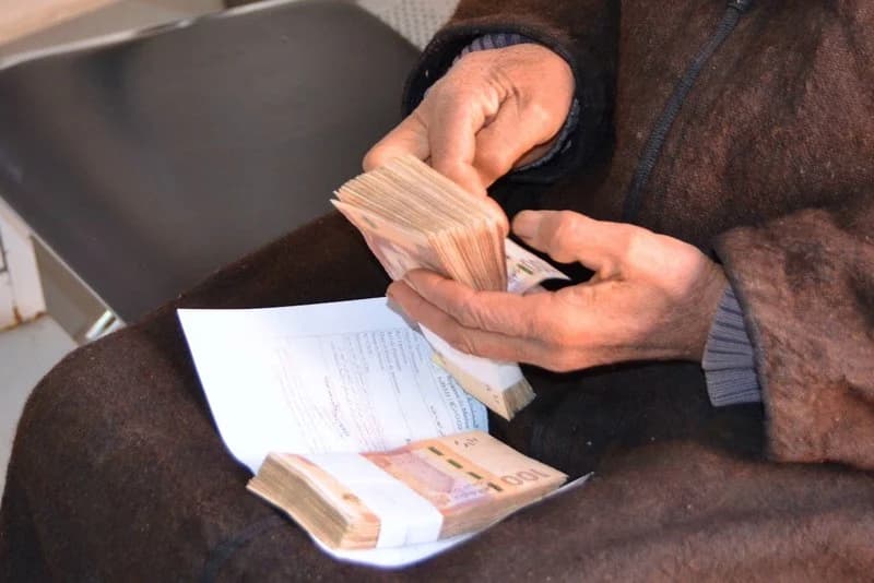 رواج "الكاش" يتجاوز سقف 403 مليارات درهم ويفاقم خسائر الاقتصاد الوطني