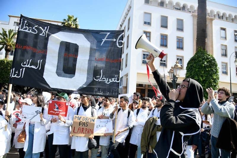 أزمة طلبة الطب.. هل تتدحرج "كرة الثلج" نحو مآلات قانونية ومجتمعية معقدة؟