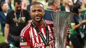 أيوب الكعبي يمدد عقده مع أولمبياكوس بعد موسم مميز