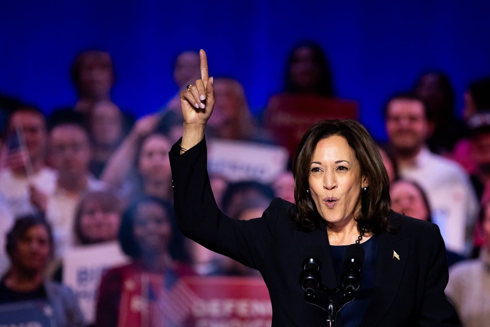 كامالا هاريس تدافع عن مواقفها بشأن غزة وإسرائيل