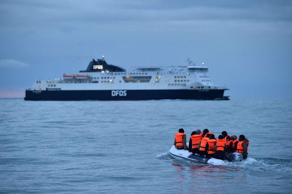 بريطانيا تخطط لإعادة مهاجرين غير نظاميين إلى 11 دولة